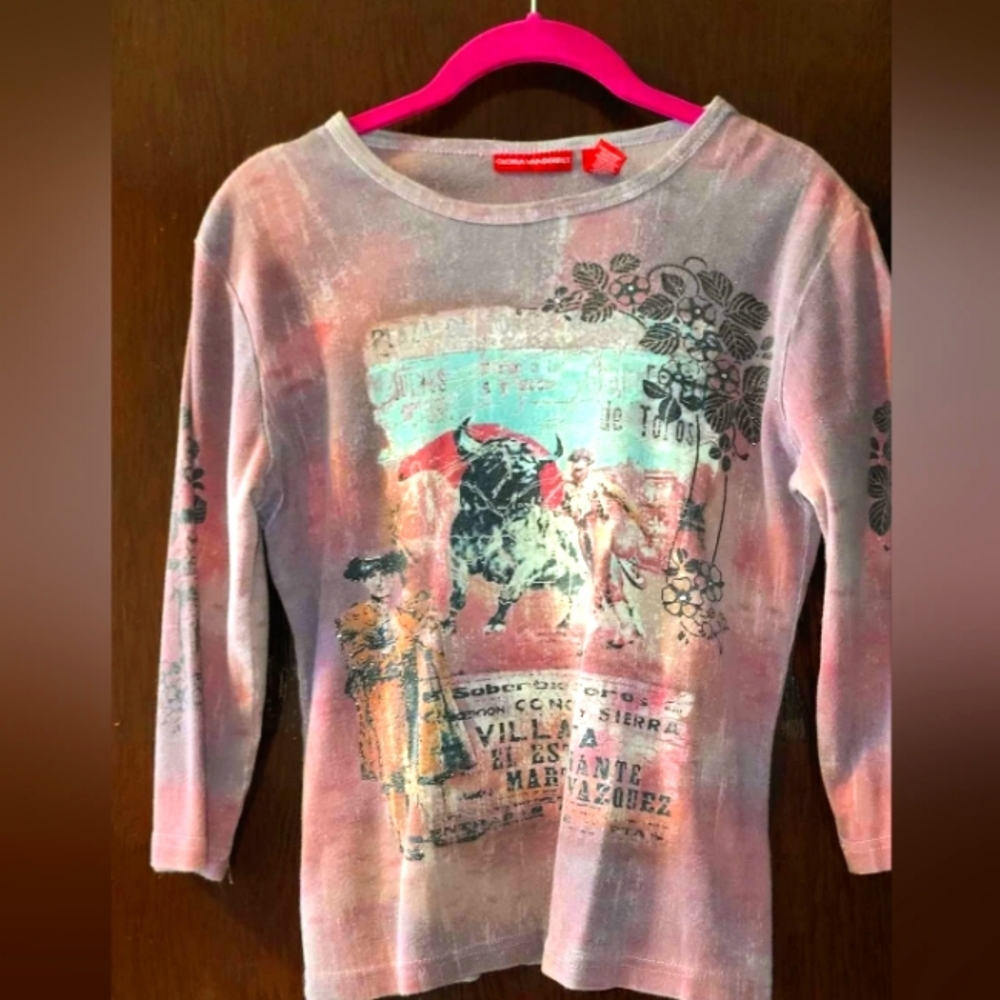 Gloria Vanderbilt distressed top